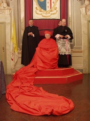 Cardeal Antonio Cañizares Llovera, com a Capa Magna abolida por Paulo VI.