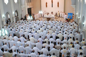 Senhores bispos de mãozinhas dadas em missa - Assembléia Geral da CNBB