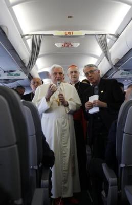 Papa Bento XVI responde a jornalistas em seu vôo de Roma a Portugal.