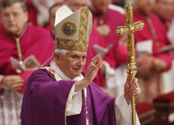 O Papa Bento XVI chega para celebrar uma missa que marca o quinto aniversário da morte do Papa João Paulo II na Basílica de São Pedro, no Vaticano, 29 mar. (CNS / Paul Haring)