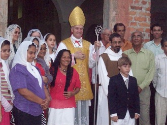 Dom Bernard Fellay e fiéis do mosteiro Nossa Senhora da Fé - Candeias, Bahia.