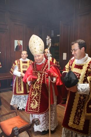 Dom Ennio Appignanesi, arcebispo emérito de Potenza-Muro  Lucano-Marsico Nuovo, Itália, com a fotografia de Dom Lefebvre ao  fundo.