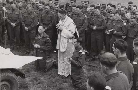 Padre Mike Dalton e tropas canadenses na Europa