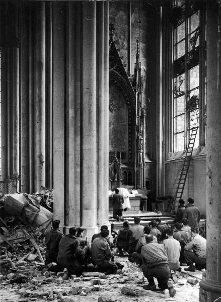 Primeira Missa na Catedral de Colônia, abril de 1945