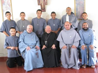 Dom Manoel Pestana com o fundador dos Franciscanos da Imaculada, Pe. Stefano Manelli; a ordem foi a responsável pela publicação da obra de Mons. Brunero Gherardini.
