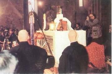 Igreja de São Pedro, Assis, 1986: estátua de Buda sobre as relíquias do mártir Vitorino, morto, 400 anos depois de Cristo, por testemunhar a fé.