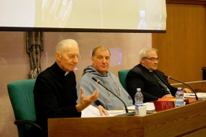 Mons. Brunero Gherardini no Congresso dos Franciscanos da Imaculada. Na mesma foto (à direita), Dom Luigi Negri, bispo de San Marino.