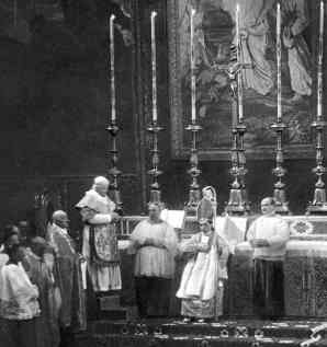 Monsenhor Giacomo Della Chiesa, futuro Bento XV, sendo sagrado bispo por São Pio X.