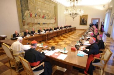 Reunião de Bento XVI com os bispos da Irlanda em 2010. Foto: CNS/L' Osservatore Romano via Reuters.