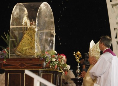 Bento XVI reza diante de imagem de Nossa Senhora da Caridade do Cobre, Padroeira de Cuba, após celebrar missa na festa da Encarnação do Verbo, 26 de março de 2012.