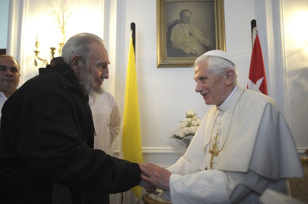 Santa ironia: Bento XVI encontra Fidel Castro sob o olhar de Pio XI, Papa que em 1938 condenou o comunismo como "intrinsecamente mau" na Encíclica Divini Redemptoris. Foto: Reuters.