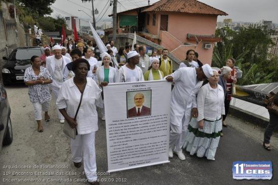 Sincretismo: Numa "caminhada" dentro da programação do evento, carregam cartaz  em homenagem a Zélio Fernandino de Moraes, a quem se atribuir a fundação da Umbanda em 15 de novembro de 1908.