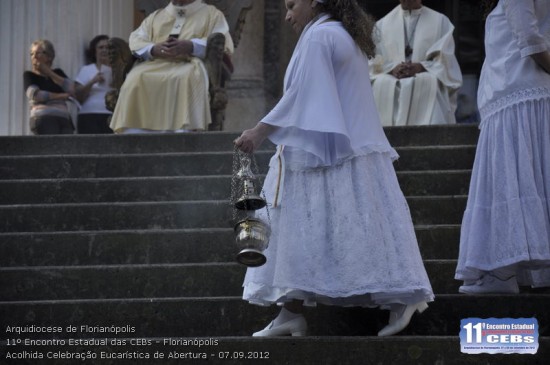 A "turiferária" da Missa: ninguém menos que, pelas vestes, deduzimos ser uma Mãe de Santo.