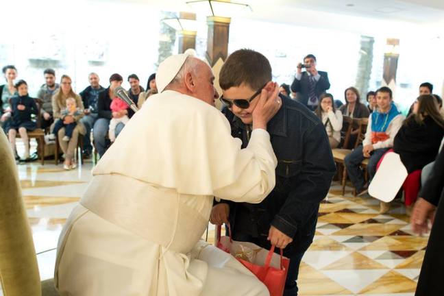 O Papa e o pequeno João, cego devido a um tumor no cérebro.