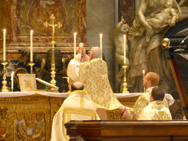 A elevação do Santíssimo Corpo de Nosso Senhor Jesus Cristo na Santa Missa Pontifical do Cardeal Castrillón Hoyos, no Altar da Cátedra, na Basílica de São Pedro.