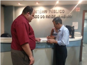 Rodolho Loreto e Hermes Rodrigues Nery no Ministério Público do Rio.
