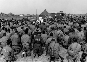 Católicos tradicionais assistindo a uma Missa Tradicional durante a Segunda Guerra Mundial? Não, apenas católicos assistindo À Missa durante a Segunda Guerra Mundial.