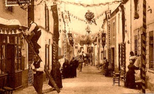 A preparação da procissão de Corpus Christi em uma foto do início de 1900.