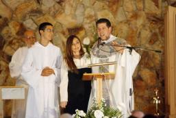 Padre Alberto e sua companheira em sua "ordenação" anglicana.