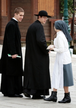 O jovem clero usa a batina.