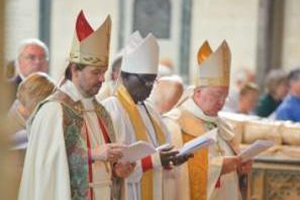 Numa catedral anglicana, Dom Nourrichard acompanha a cerimônia ao lado de dois "bispos" protestantes (um luterano e um anglicano do Sudão).