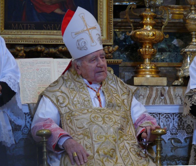 Cardeal Domenico Bartolucci celebrando missa prelatícia em Roma, em 8 de dezembro de 2010, por ocasião da festa da Imaculada Conceição de Nossa Senhora.