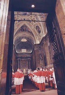 Nesta foto de 1978 (Conclave de João Paulo II), vemos que a imagem da Virgem desapareceu e que o altar está vazio, desprovido até mesmo do crucifixo. Até o coro desapareceu. Seria tudo casualidade?