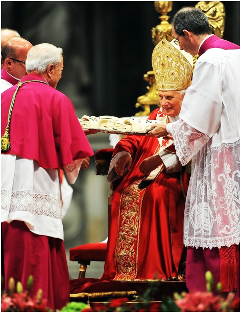 Dom Manuel Monteiro de Castro, então Secretário da Congregação para os Bispos, recebe de Bento XVI os pálios restantes da Missa do dia 29 de junho, para ir impô-los em suas próprias dioceses aos Arcebispos ausentes.