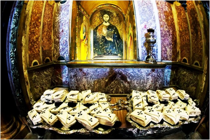 Postos no túmulo de São Pedro no dia 24 de junho, os pálios aguardavam aí até o dia 29  de junho, quando eram levados para o altar e abençoados pelo Papa. 