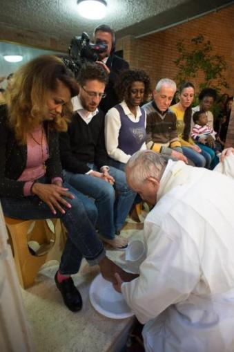 Quinta-feira Santa de 2015: Papa Francisco lava pés de transexual. 