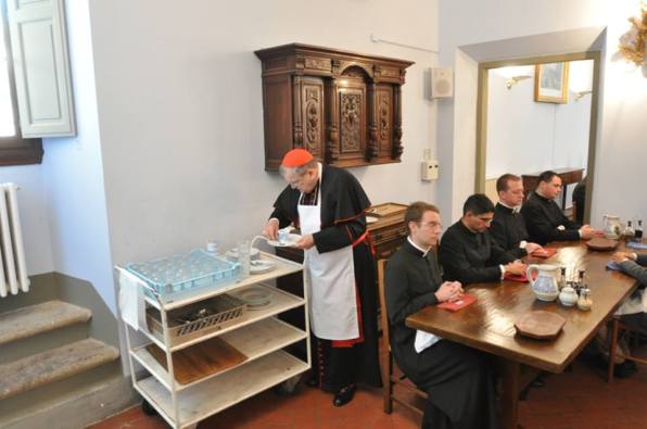 Sexta-feira Santa: Cardeal Burke serve seminaristas.